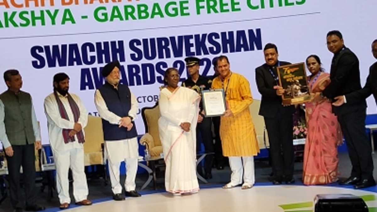 आजादी का अमृत महोत्सव के स्वच्छता सर्वेक्षण 2022 में उत्तराखंड को मिला टॉप 3 में स्थान, राष्ट्रपति मुर्मू ने शहरी विकास मंत्री को किया पुरस्कृत